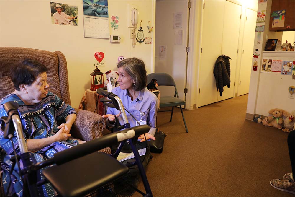 Alumna Betsy Peyton and patient Dorothy Bishop at a home visit