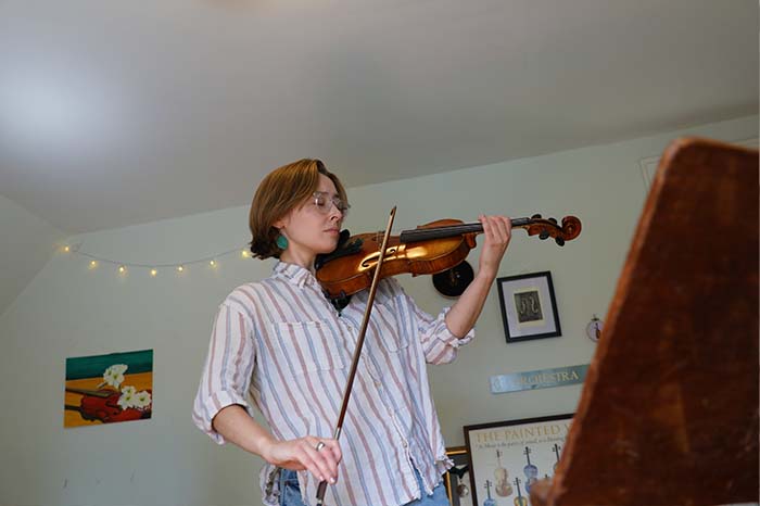 CNL student Sarah Russell-Hunter plays the violin.